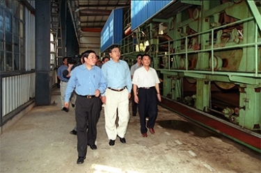 2000年9月19日，时任浙江省委书记张德江一行视察公司