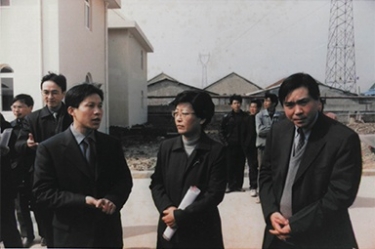 2001年2月20日，时任国家环保局副局长汪纪戎一行视察公司