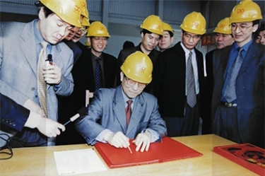 2002年4月3日，时任浙江省省长柴松岳视察CA88工业园